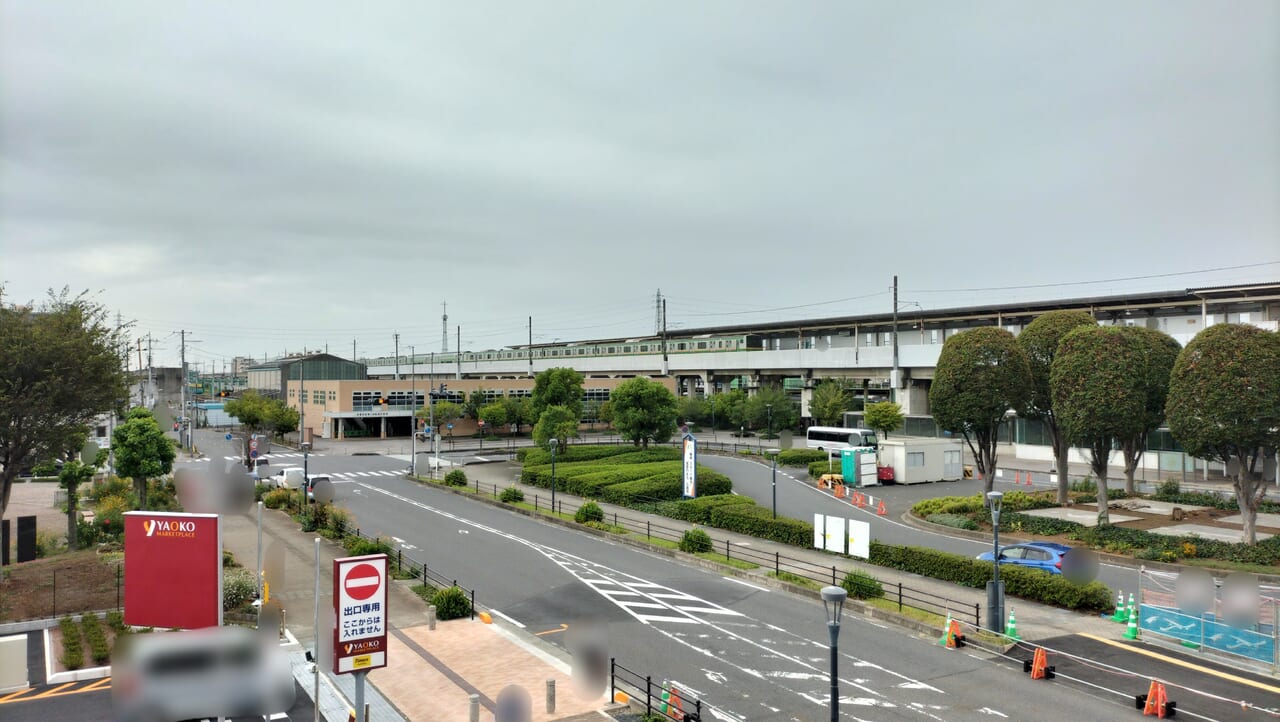 「ヤオコー東鷲宮店」から見た東鷲宮駅の一部